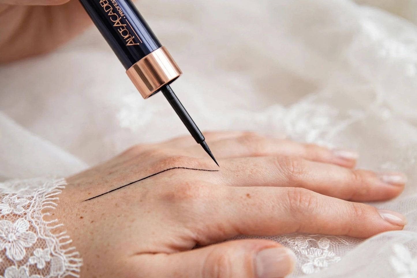 MAQUILLAJE DELINEADOR A PRUEBA DE AGUA